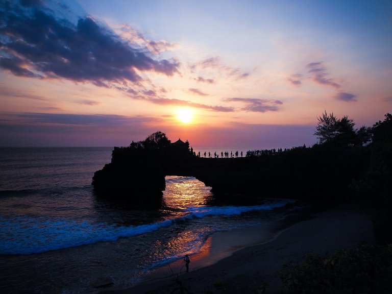 Varias personas viendo la puesta de sol desde Batu Bolong Beach, Bali