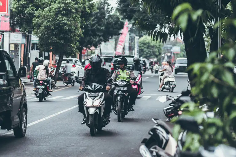 El tráfico en un día normal en Denpasar, Bali