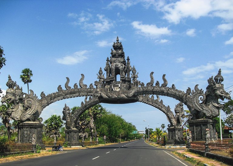 Arco Candi Gelug Kori en Gilimanuk, Bali
