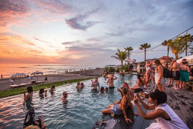 Atardecer desde la piscina infinita en Canggu, Bali