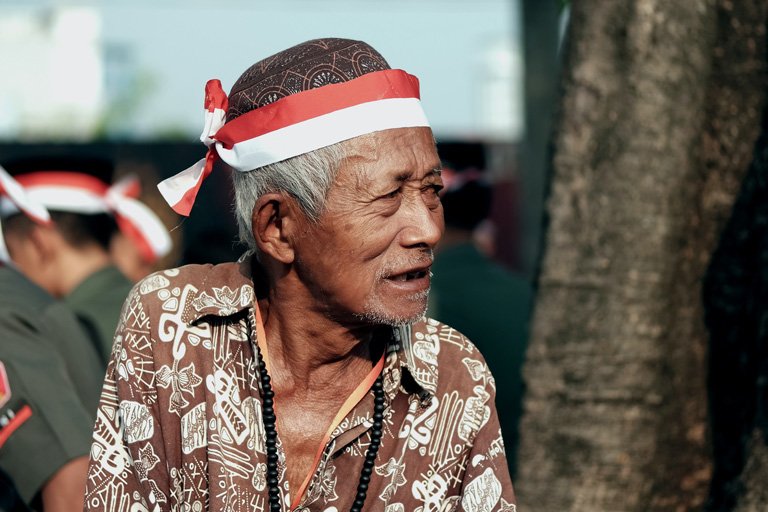 Persona mayor celebrando el día de la independencia en Indonesia
