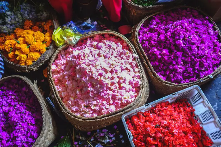 Varias flores de colores para las ofrendas diarias en el mercado Sindu, Bali