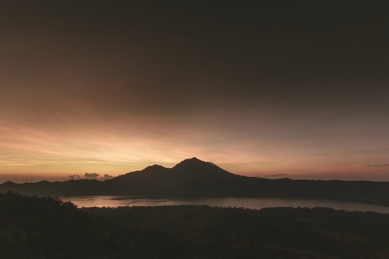Bonito amanecer con vistas al lago y el monte Batur, Bali
