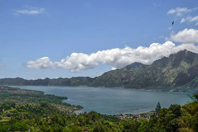 Vistas al lago Buyan en la regencia de Buleleng, Bali
