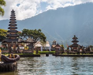 El templo Ulun Danu Beratan en el lago Beratan, Bali