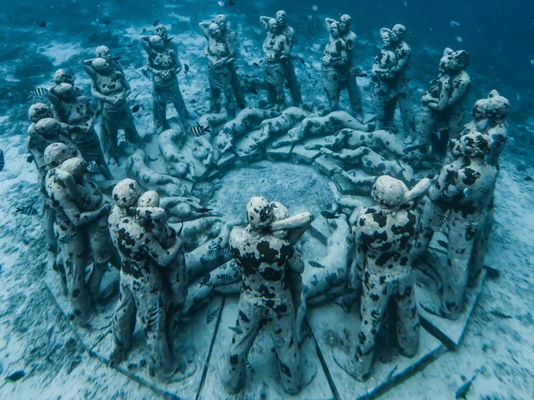 Estatuas subacuáticas en la isla de Gili Meno