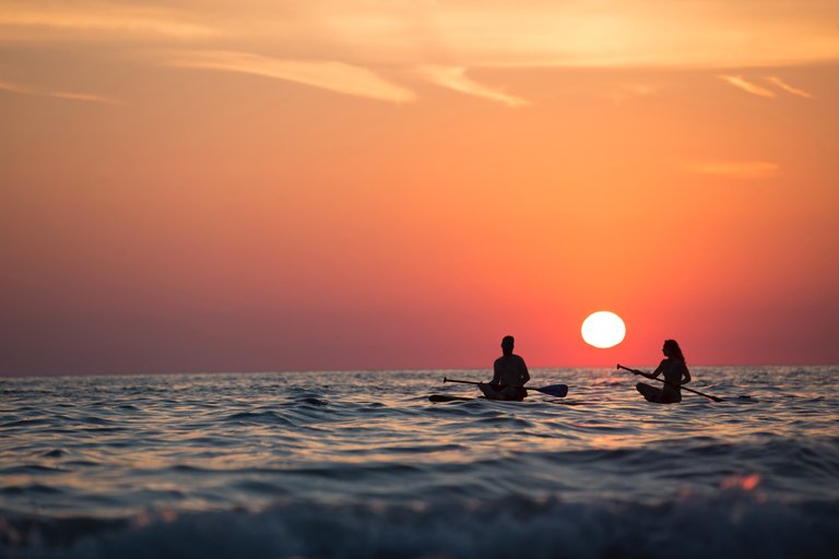 Una pareja haciendo paddel surf en las islas Gili