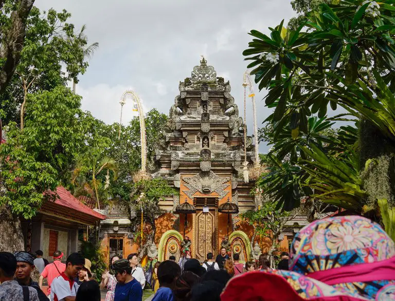 Muchas personas visitando el Palacio de Ubud, Bali