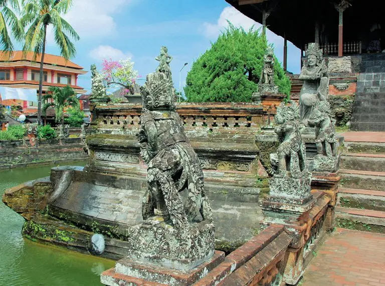 En el interior del palacio Klungkung, Bali