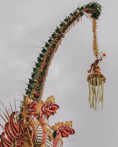 Calles decoradas con Penjar para las festividades Galungan y Kuningan en Bali