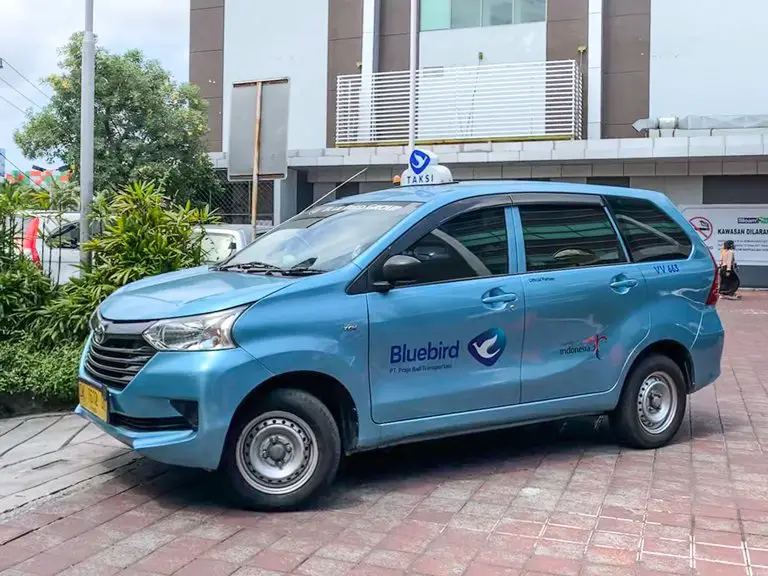 Taxi de la empresa Blue Bird para el transporte en Bali