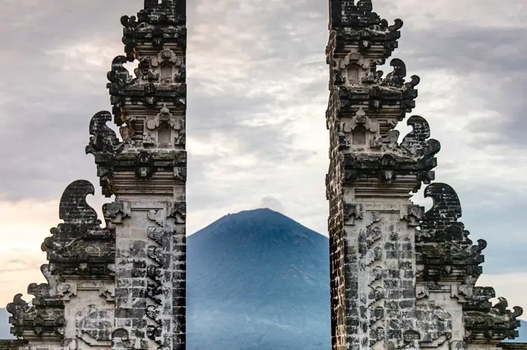 Puerta del paraíso en el templo Lempuyang, Bali
