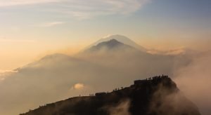 Puesta del sol con el volcán Batur de fondo, Bali