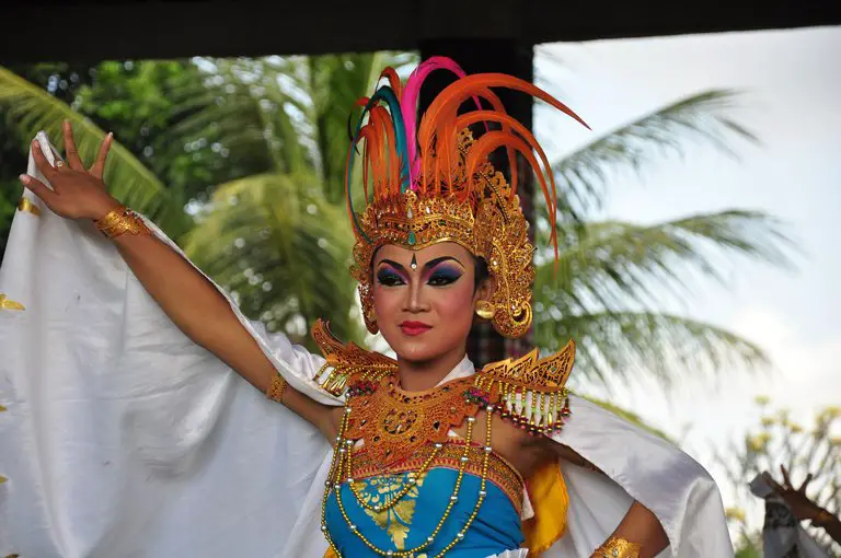 Una bailarina de danza tradicional Cendrawasih