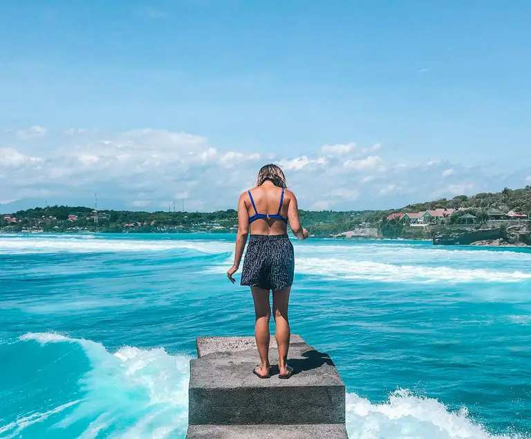Una chica mirando el mar en Nusa Ceningan