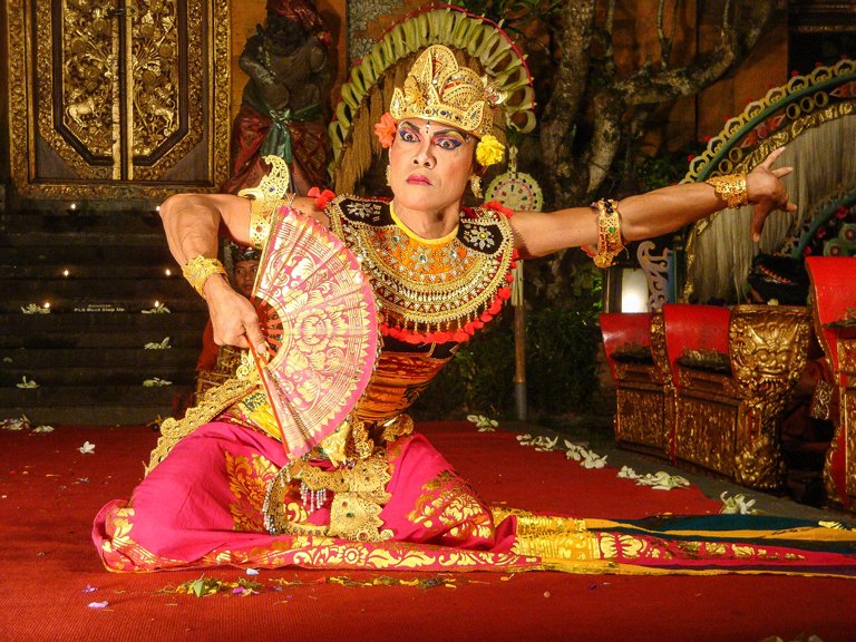 Una mujer bailando Kebyar, danza tradicional balinesa