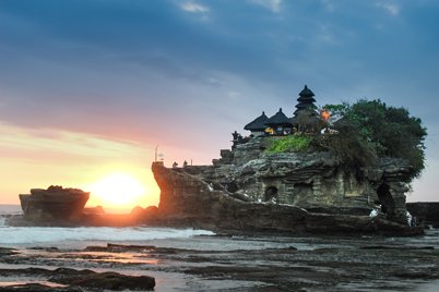 Puesta del sol en el templo Tanah Lot, Bali