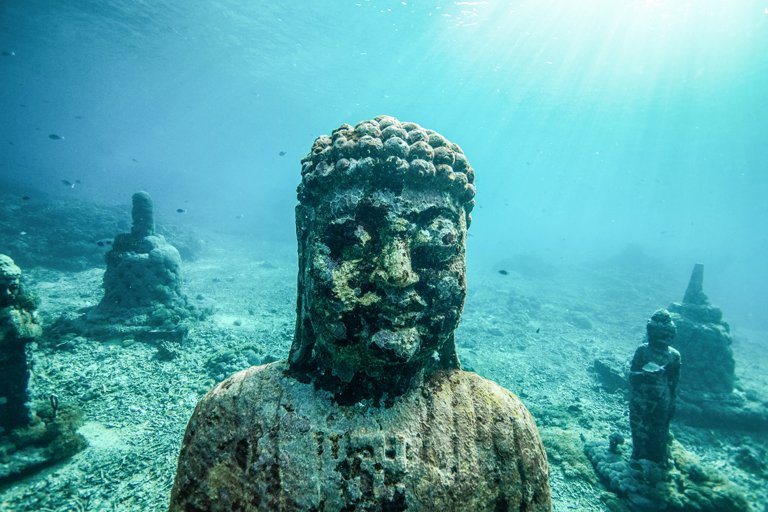 Varias estatuas subacuáticas de Buda en Nusa Ceningan