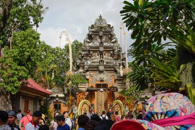 Varias personas visitando el Palacio de Ubud, Bali