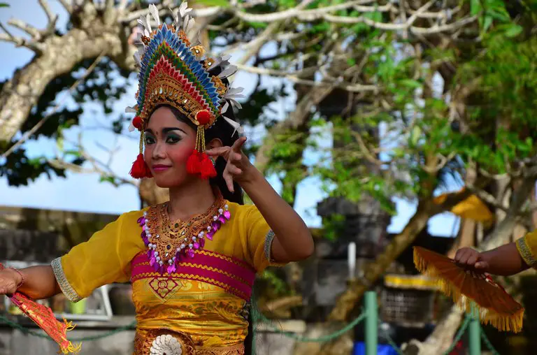 Una mujer bailando Yoged, danza tradicional balinesa