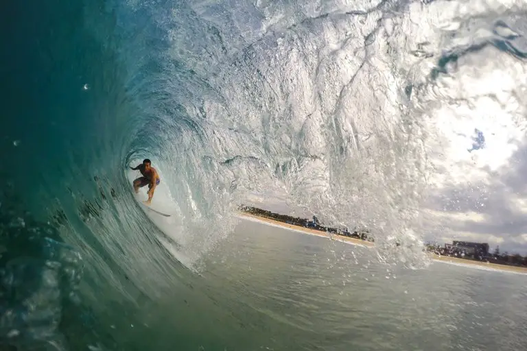 Hombre haciendo surf en una playa de Bali