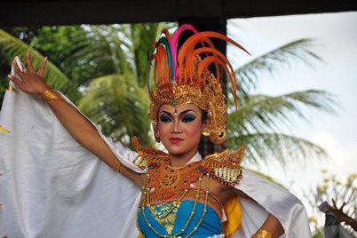 Una bailarina de danza tradicional balinesa